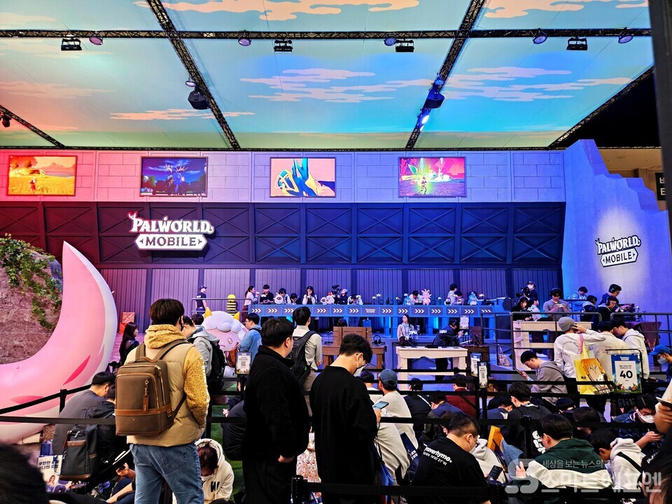 지스타 2025 크래프톤 부스에서 팰월드 모바일을 체험하기 위해 대기하는 관람객들/사진=양대규 기자
