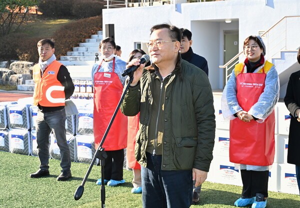 명노현 (주)LS 부회장(가운데)이 15일, LS미래원에서 열린 김장 나눔 행사에 참여해 인사말을 하고 있다. /사진=LS