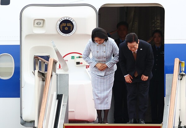 주요 20개국(G20) 정상회의 참석을 계기로 UAE·이집트·튀르키예 등 4개국 순방에 나서는 이재명 대통령과 김혜경 여사가 17일 성남 서울공항에서 공군 1호기에 올라 인사하고 있다./사진=연합뉴스