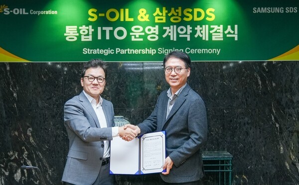 왼쪽부터 삼성SDS 이준희 대표이사(사장), S-OIL 류열 사장이 S-OIL IT 통합 운영 계약을 체결하고 있다. / 사진=삼성SDS