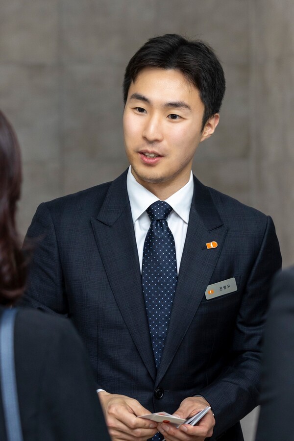 전병우 삼양식품 전무가 지난 6월 밀양 제2공장 준공식에서 해외 바이어들을 만나고 있다. /사진=삼양식품