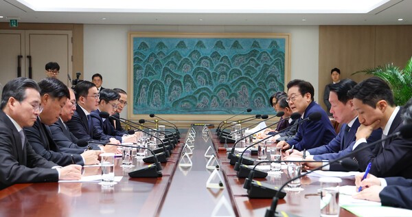 이재명 대통령이 16일 용산 대통령실에서 열린 한미 관세협상 후속 민관 합동회의에서 발언하고 있다. /사진=연합