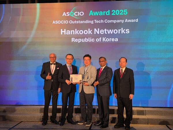 한국네트웍스가 지난 11일 대만 타이베이에서 개최된 'ASOCIO 어워드 2025'에서 우수기술기업상을 수상한 가운데, 한국네트웍스 조영민 대표(가운데)가 ASOCIO 주요 관계자들과 기념촬영을 하고 있다.