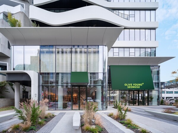 서울 성수에 위치한 ‘올리브영N 성수’ 외부 전경./사진=CJ올리브영