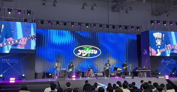 부산 인디밴드 ‘야자수’의 지스타 2025 OST 콘서트 모습.                       /사진=부산예술대학