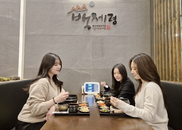 롯데백화점 광복점 10층 식당가에 새롭게 문을 연 백제령 삼계탕. /사진=롯데백화점 광복점