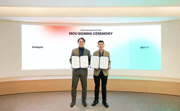 백영훈 스마일게이트 홀딩스 메가포트 부문 대표(좌)와 레 비엣 호아 VTCO CEO/사진=스마일게이트