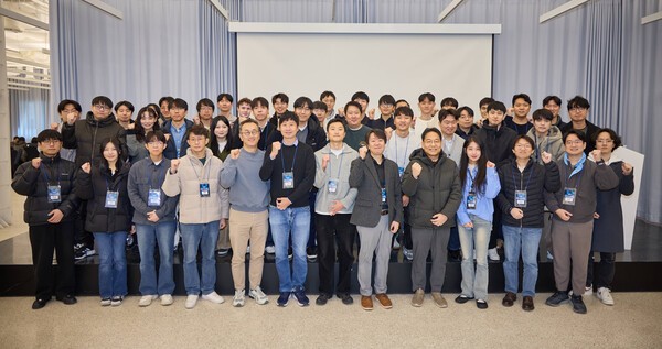 워크숍에 참석한 SK텔레콤 정예팀 관계자들의 단체사진 / 사진=크래프톤