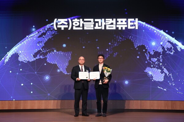 장승현 한컴 AI사업본부장(사진 오른쪽)과 강상엽 코트라 부사장이 기념촬영을 하고 있다. / 사진=한글과컴퓨터