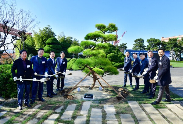 정기선 회장이 19일(수) 울산 HD현대중공업 영빈관에서  5000척 인도 기념 식수를 하고 있다. /사진=HD현대