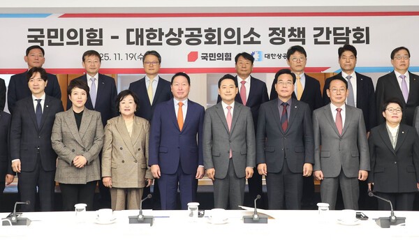 최태원 대한상의 회장(앞줄 왼쪽 네번째)과 장동혁 국민의힘 대표(앞줄 왼쪽 다섯번째)가 참석자들과 기념촬영을 하고 있다. /사진=대한상의