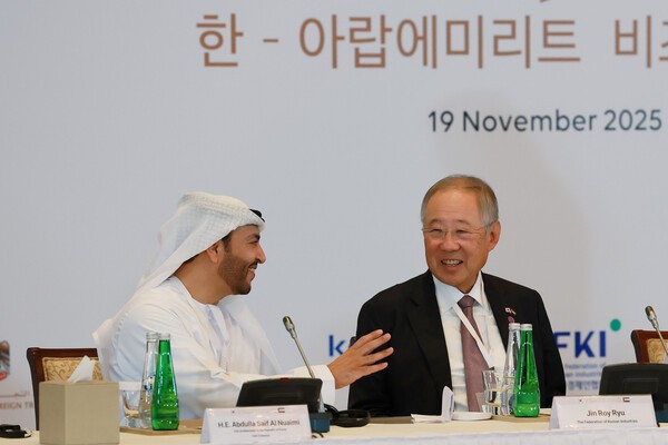 류진 한경협 회장과 압둘라 사이프 알 누아이미 주한UAE 대사가 아부다비 에미레이트 팰리스 호텔에서 열린 '한-UAE 비즈니스 라운드테이블'에 참석해 환담을 나누고 있다. /사진=한경협
