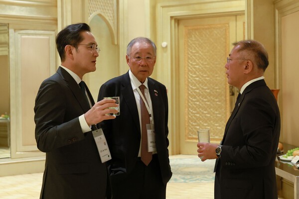 이재용 삼성전자 회장, 류진 한경협 회장, 정의선 현대차 그룹 회장이 아부다비 에미레이트 팰리스 호텔에서 열린 '한-UAE 비즈니스 라운드테이블'에 참석해 환담을 나누고 있다. /사진=한경협