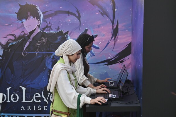 2025 K-엑스포 UAE: 올 어바웃 케이 스타일에 출품한 '나 혼자만 레벨업: 어라이즈 오버드라이브'를 즐기는 관람객들/사진=넷마블