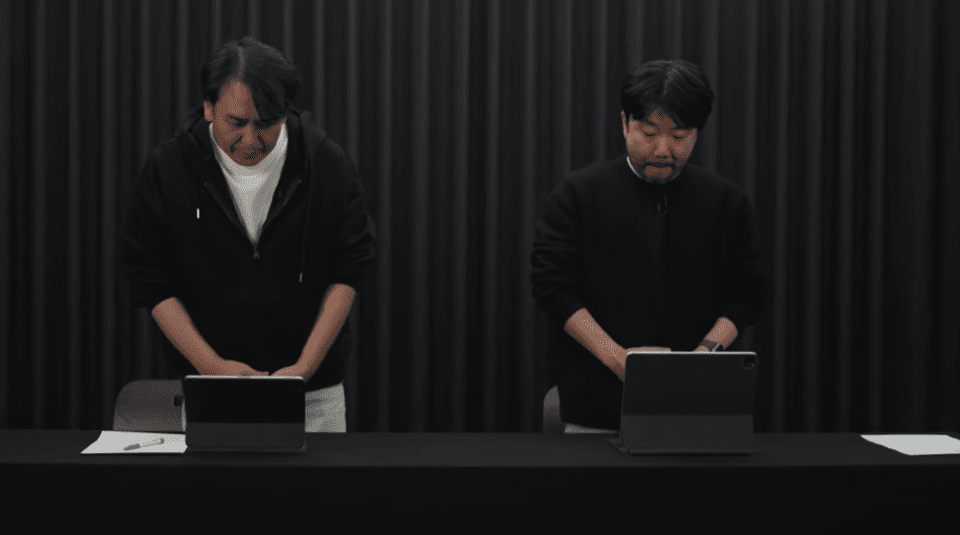 엔씨소프트 아이온2 긴급 라이브에서 소인섭 사업실장(왼쪽), 김남준 개발PD가 유저들에게 사과를 하고 있다./사진=아이온2 유튜브 채널 캡처