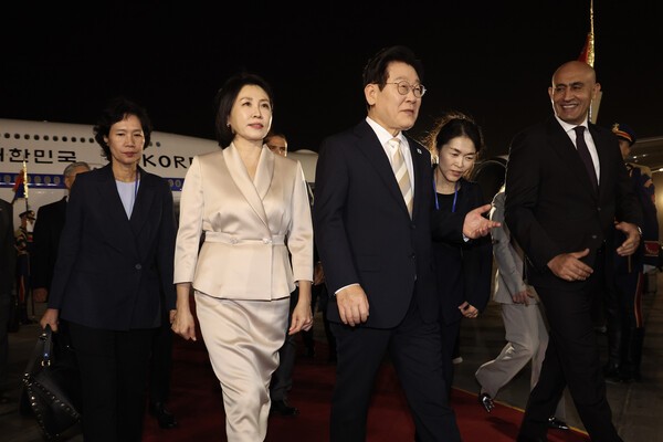 이재명 대통령과 김혜경 여사가 19일(현지시간) 카이로 국제공항에 도착해 이동하고 있다. /사진=연합뉴스