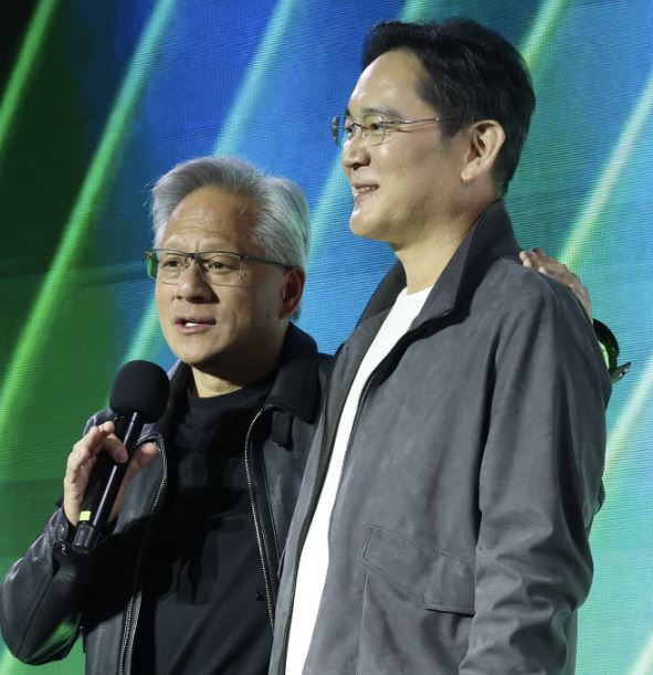 젠슨 황 엔비디아 최고경영자와 이재용 삼성전자 회장이 30일 서울 코엑스에서 열린 엔비디아의 그래픽카드(GPU) ‘지포스’ 출시 25주년 행사에서 단상에 올라 있다./사진=연합뉴스