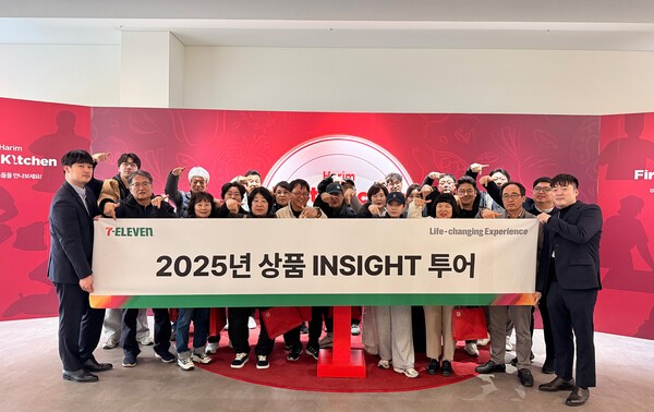 세븐일레븐이 올해 히트 상품으로 부상한 ‘도쿠시마 라면’의 제조 과정을 경영주들과 함께 둘러보는 ‘제3회 상품 인사이트 투어’를 진행했다./사진=세븐일레븐 