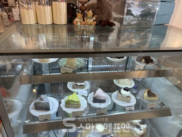 서울 한 개인 카페에 전시된 케이크들의 모습. 기사 내용과는 무관./사진=김선주 기자