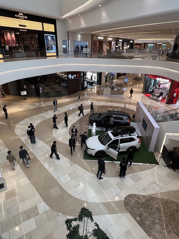 장보러 왔다가 차까지 구경하는 풍경이 자연스럽게 이어졌다. /사진=김종훈 기자