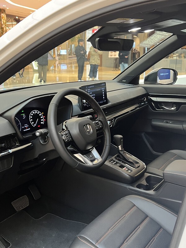 깔끔한 실내 디자인이 눈에 띄는 뉴 CR-V 하이브리드. /사진=김종훈 기자