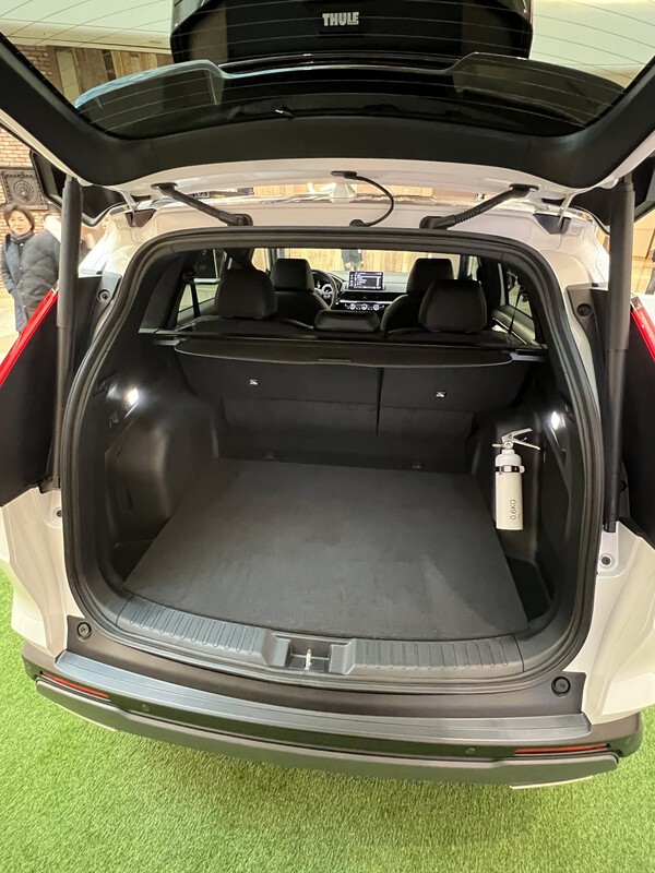 2열을 접으면 최대 2166ℓ까지 적재공간이 확장된다. 캠핑 장비, 유모차, 자전거를 동시에 싣는 사용 패턴까지 염두에 둔 구성이다. /사진=김종훈 기자