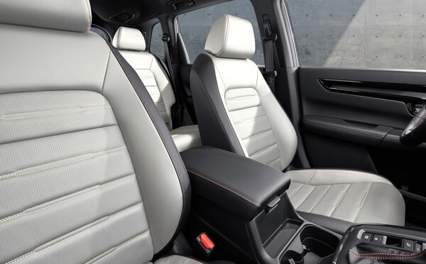 그레이와 블랙이 섞인 투톤 시트에 오렌지 스티치가 포인트로 더해졌다.  / 사진=혼다코리아