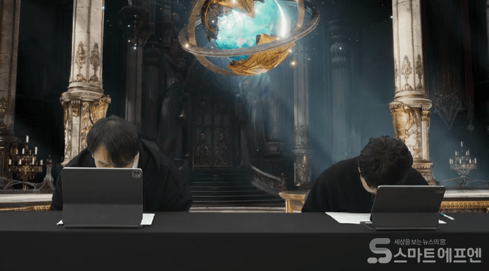 아이온2 긴급 라이브ㅇ에서 소인섭 엔씨소프트 사업실장(왼쪽)과 김남준 개발PD가 유저들에게 사죄의 인사를 올리고 있다. /사진=아이온2 라이브 방송 캡처