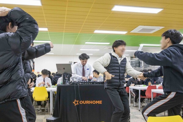 아워홈은 19일 한광여고와 한광남고 급식실에서 ‘바이트더비트’ DJ 공연을 열었다./사진=아워홈
