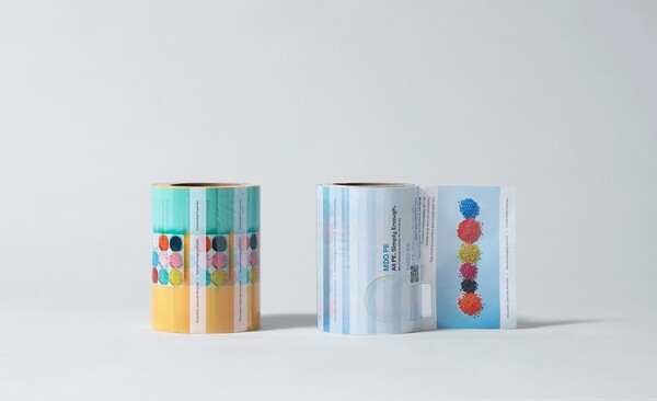 LG화학 유니커블 소재로 만든 초박막 필름 연출 사진