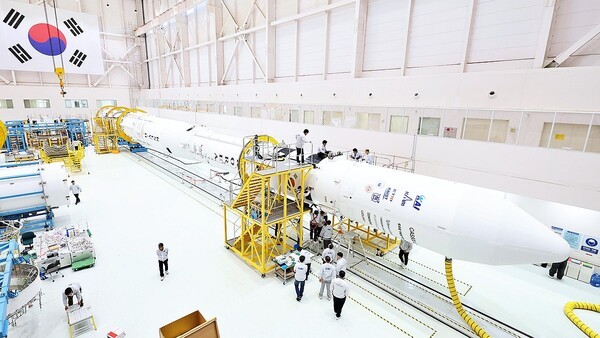 고흥 나로우주센터 조립동에서 지난 19일 연구진들이 누리호 4차 발사 총조립을 수행하고 있다. /사진=한국항공우주연구원