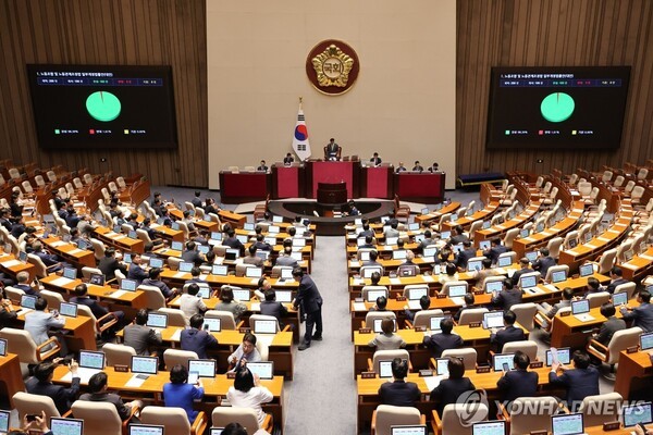 지난 8월 국회 본회의에서 '노동조합 및 노동관계조정법 일부개정법률안(노란봉투법)'이 통과되고 있다./사진=연합뉴스