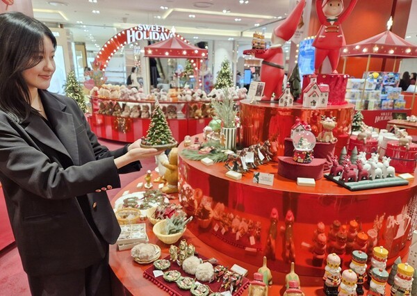 ﻿롯데백화점 부산본점 지하1층 크리스마스 마켓에  다양한 크리스마스 장식품이 전시되어 있다.  /사진=롯데백화점 부산본점