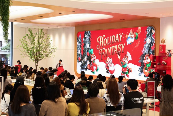 24일 '워크샵 by 배스킨라빈스'에서 열린 2025 크리스마스 케이크 쇼케이스에서 참석자들이 제품 설명을 듣고 있다./사진=SPC 배스킨라빈스 