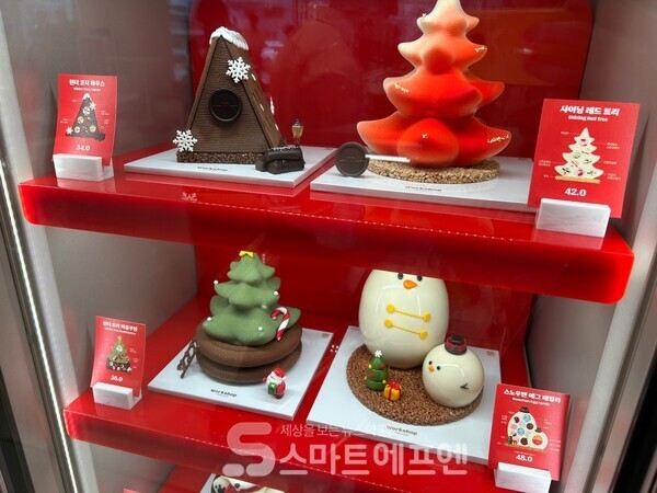 왼쪽 상단부터 시계 방향으로 '윈터 코지 하우스', '샤이닝 레드 트리', '스노우맨 에그 패밀리', '윈터 트리 바움쿠헨' 케이크의 모습이다./사진=김선주 기자 