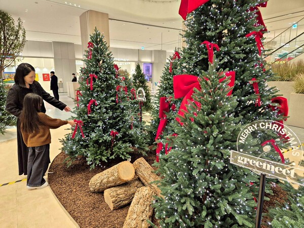 롯데백화점 동탄점이 크리스마스를 한 달 앞두고 프리미엄 조화·플랜테리어 브랜드 ‘그리밋(GREEMEET)’ 팝업스토어를 12월 4일까지 1층 은하수홀에서 운영한다./사진=롯데백화점 