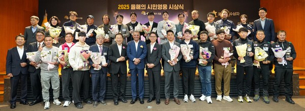 2025 올해의 시민영웅 시상식을 갖고, 에쓰오일 안와르 알 히즈아지 CEO(앞줄 왼쪽에서 8번째)가 시민영웅 수상자들과 기념 촬영을 하고 있다. /사진=에쓰오일