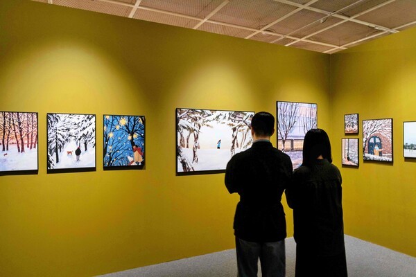 롯데백화점 잠실점 아트홀에서 진행하는 '겨울, 그 따뜻한 순간들' 전시를 관람하고 있는 고객들의 모습 / 사진=롯데쇼핑