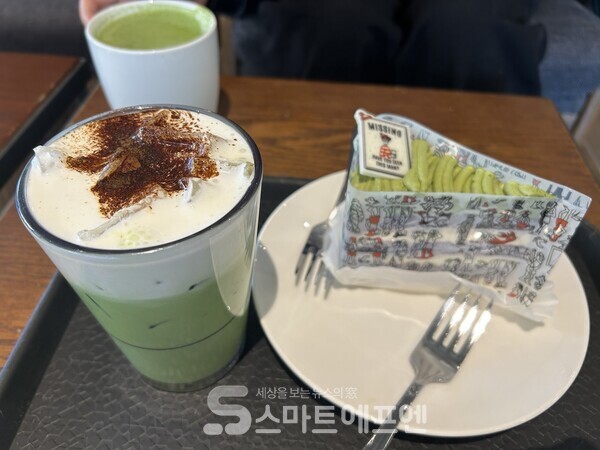 스타벅스의 아이스 말차 글레이즈드 티 라떼 모습(하단 음료)./사진=김선주 기자
