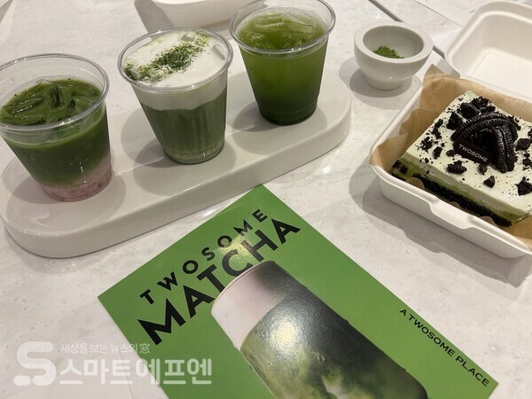 투썸플레이스는 지난 7월 말차 활용 신메뉴를 선보였다. 말차 활용 신메뉴 중 음료 3종은 ▲아이스 말차 ▲말차 크림 라떼 ▲스트로베리 말차 라떼고, 디저트 1종은 ▲떠먹는 말차 아이스박스다. /사진=김선주 기자