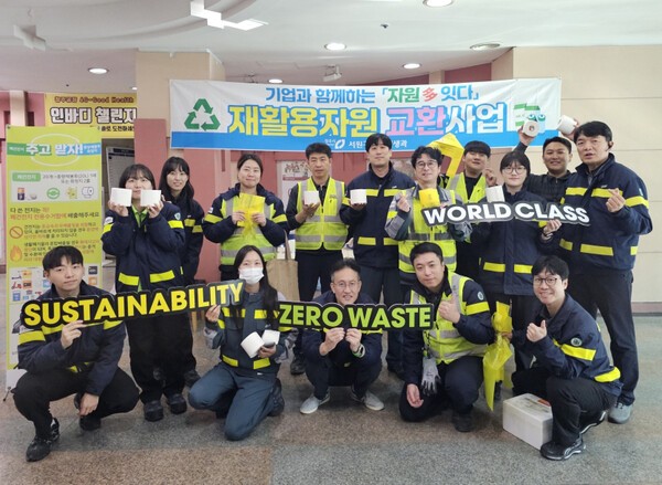 24일 오비맥주 청주공장에서 임직원들이 재활용자원 교환사업에 참여하고 기념사진을 찍고 있다. / 사진=오비맥주