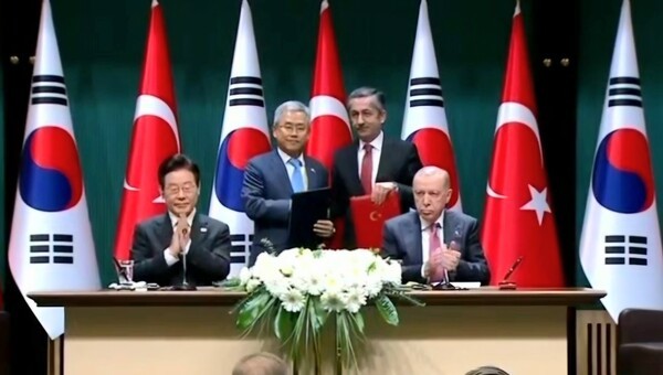 튀르키예 대통령궁에서 양국 정상 임석하에 MOU를 체결하고 있다. 왼쪽부터 대한민국 이재명 대통령, 한국전력공사 김동철 사장, 튀르키예 원자력공사 네자티 야마치 사장, 튀르키예 에르도안 대통령. /사진=한국전력공사