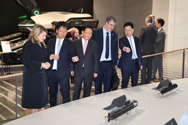 멜라니 졸리(Melanie Joly) 캐나다 산업부 장관과 필립 라포튠(Philippe Lafortune) 주한 캐나다 대사 일행이 HD현대 조석 부회장, HD현대중공업 주원호 사장과 함께 HD현대 글로벌R&D센터에서 미래형 선박·잠수함·호위함 등 함정 모형을 둘러보고 있다./사진=HD현대