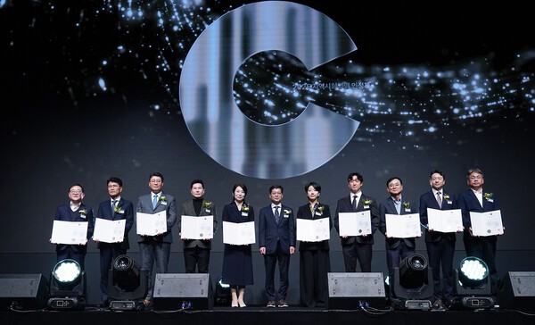 HS효성첨단소재가 7년 연속 '지역사회공헌 인정기업'으로 선정됐다. (최형식 HS효성 커뮤니케이션실 상무(오른쪽에서 세번째))/사진=HS효성