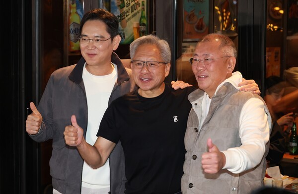 젠슨 황 엔비디아 최고경영자가 30일 서울 삼성동 한 치킨집에서 진행된 이재용 삼성전자 회장, 정의선 현대차그룹 회장과 회동을 마친 후 기념촬영을 하고 있다. /사진=연합