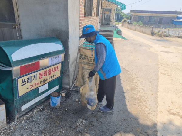어르신이 노인일자리 사업의 일환으로 추진 중인 '마을환경지킴이' 환경정비 활동을 하고 있다. /사진=대한노인회 함평군지회
